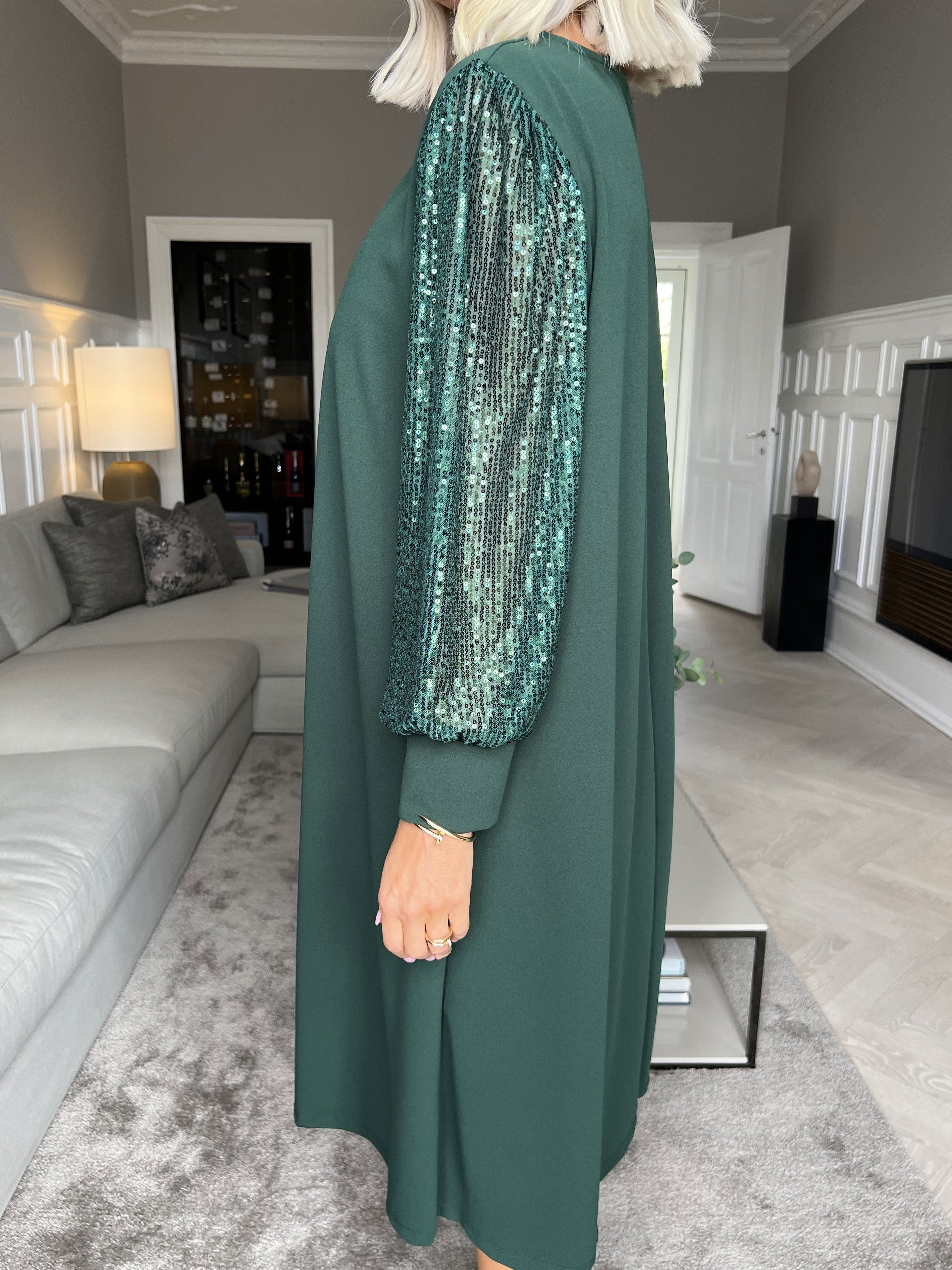 Djamila - Smuk kjole med paillet ærmer